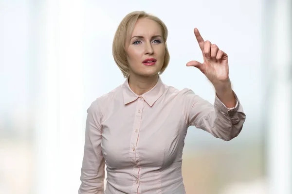 Donna d'affari utilizzando uno schermo virtuale invisibile. — Foto Stock