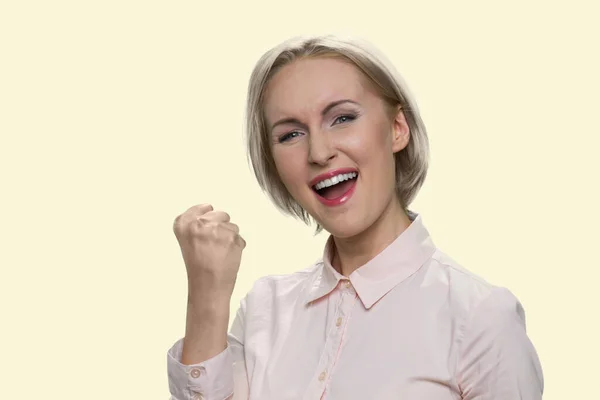 Joven mujer de negocios feliz celebrando el éxito. — Foto de Stock