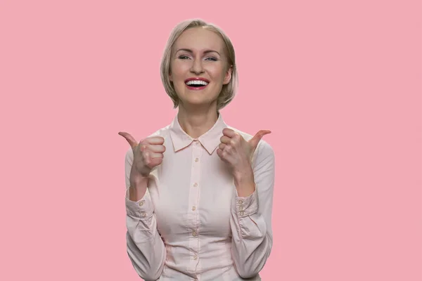 Счастливая деловая женщина показывает два больших пальца вверх. — стоковое фото