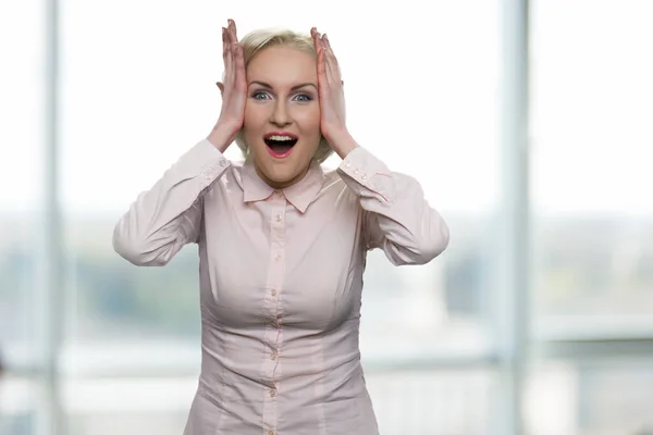 Gelukkig verbijsterd vrouw kijken naar camera. — Stockfoto