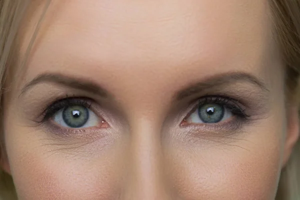 Close up weibliches Gesicht mit schönen blauen Augen. — Stockfoto