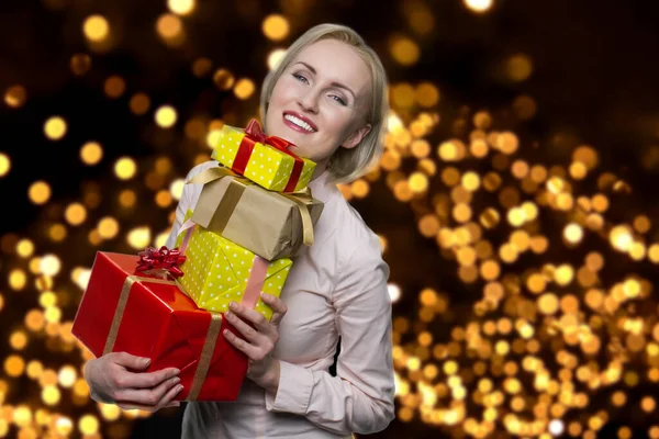 Donna felice con una pila di scatole regalo avvolte — Foto Stock