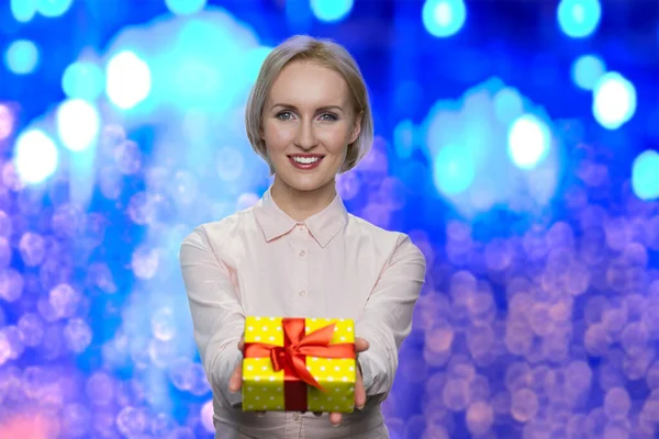 Mulher muito caucasiana dando caixa de presente de Natal. — Fotografia de Stock