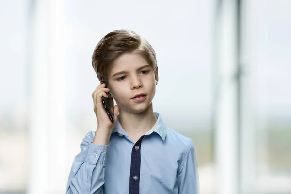 Primer plano niño hablando en el teléfono móvil. — Foto de Stock