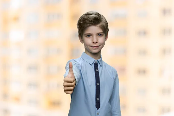 Knap kind jongen tonen duim omhoog teken. — Stockfoto