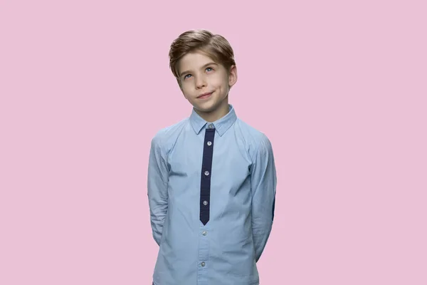 Porträtt av lyhörd liten pojke på färg bakgrund. — Stockfoto