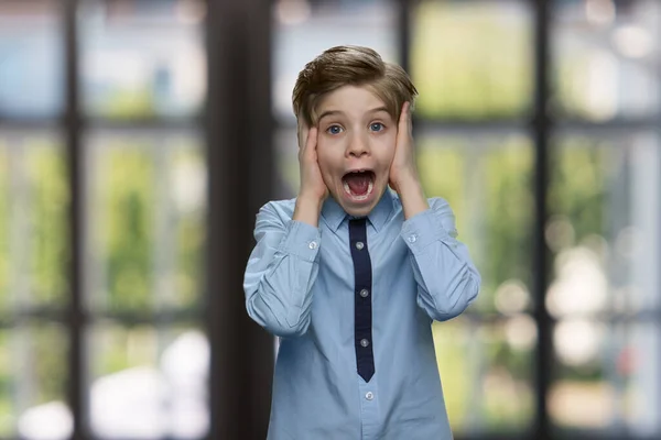 Retrato del niño asustado. — Foto de Stock