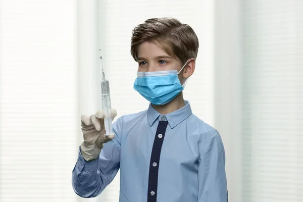 Barnläkare som förbereder sprutan för injektion. — Stockfoto