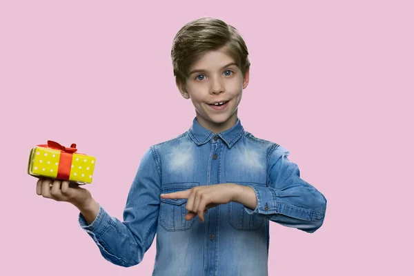 Retrato de lindo niño sonriente mostrando caja de regalo. —  Fotos de Stock