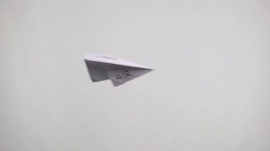 Uçan kağıt uçak ve COVID-19 virüsünün soyut modeli.