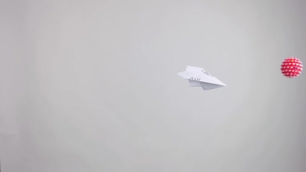 Πετώντας αεροπλάνο χαρτί και το μοντέλο του ιού Covid -19. — Αρχείο Βίντεο