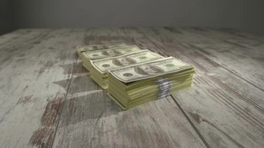 Tahta arka planda dolar desteleri.