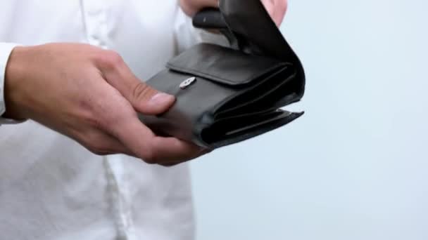 Männliche Hände halten Geldbörse mit medizinischen Gesichtsmasken. — Stockvideo