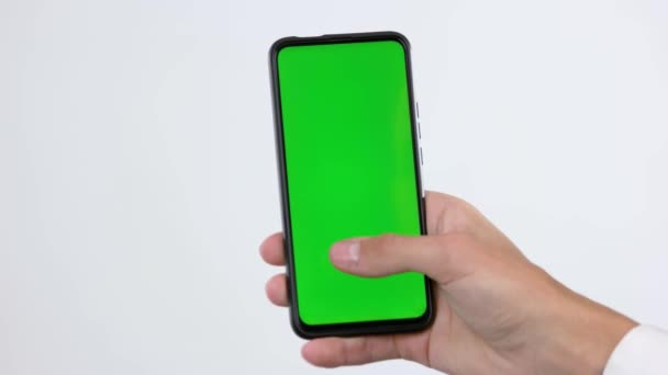 Mano masculina usando smartphone con pantalla verde. — Vídeo de stock