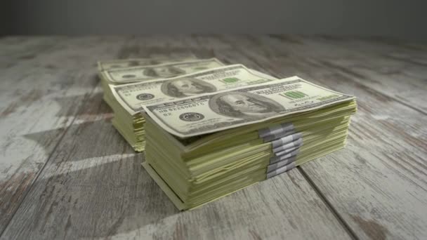 Πολλά δολάρια ΗΠΑ σε ξύλινο φόντο. — Αρχείο Βίντεο