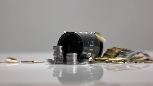 Ölfässer und Münzen Geld auf grauem Hintergrund. — Stockvideo