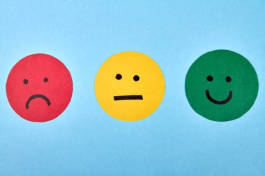 Farklı ifadelere sahip üç ifade..