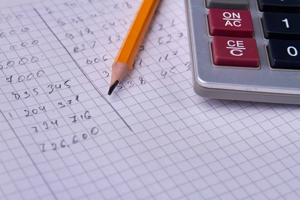 Chiudi i calcoli contabili con la matita. — Foto Stock