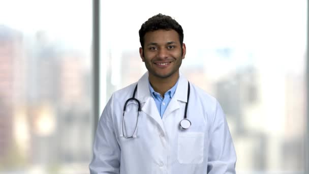 Porträtt av glad ung läkare visar ok tecken. — Stockvideo