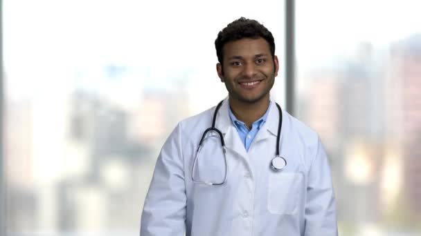 Médico macho feliz mostrando pílulas e polegar para cima. — Vídeo de Stock