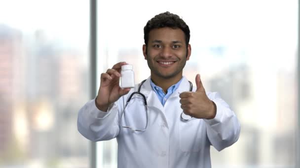 Mannelijke arts toont pillen en duim omhoog. — Stockvideo