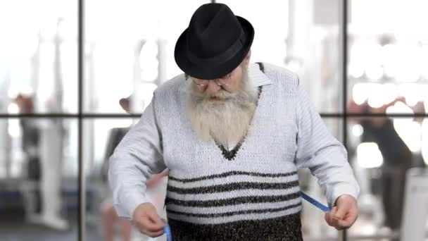 Fat senior man measuring his belly. — Stock Video