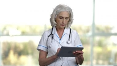 Dijital tablet kullanan kendine güvenen kadın doktor.