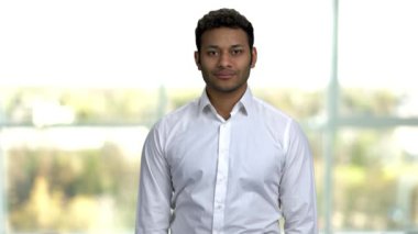 Gülümseyen Hintli işadamı kameraya bakıyor..