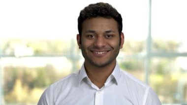 Kameraya bakarak gülümseyen işadamını kapat.