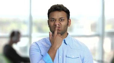 Hintli adam komik suratlar yapıyor..