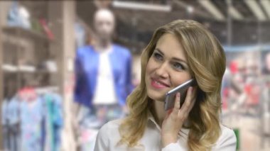 Neşeli genç bayanın cep telefonuyla konuşmasını kapatın..