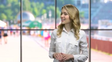 Dost canlısı kadın metin için ürün veya yer gösteriyor.