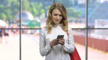 Cep telefonunda uygulama kullanan bir kadın.