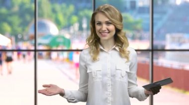 Dijital tablet kullanan genç iş kadını.