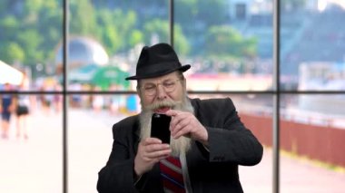 Üst düzey işadamı akıllı telefonuyla fotoğraf çekiyor..