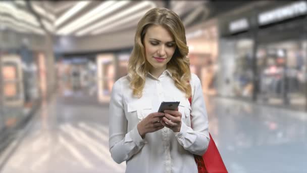 Jeune femme réfléchie utilisant son smartphone. — Video