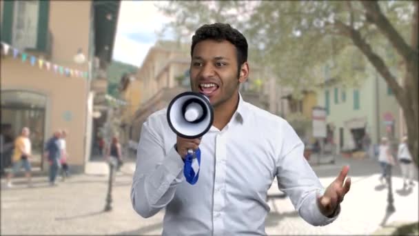 Emotional man making anouncement through megaphone. — Stock Video