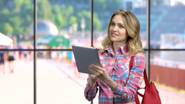 Dijital tablet üzerinde uygulama kullanan genç kadın. — Stok video