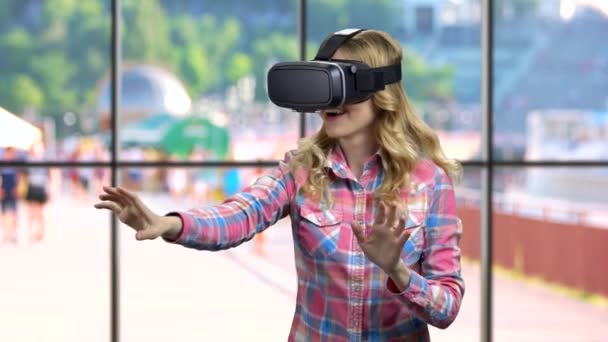 Fiatal nő VR szemüveg virtuális valóság. — Stock videók
