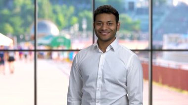 İş adamı pencere arkaplanında bir şey sunuyor.