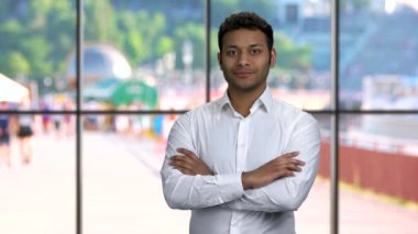 Genç işadamı başparmağını arkasına uzatıyor..