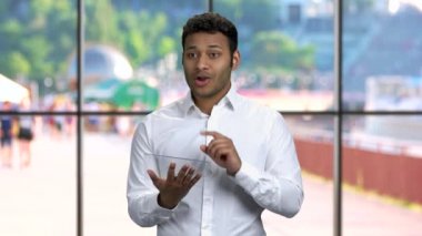 Şeffaf tablet bilgisayar kullanan Hint iş konuşmacısı.