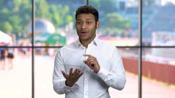 Indiase business speaker met behulp van transparante tablet pc. — Stockvideo