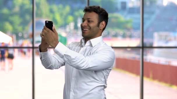 Homme d'affaires joyeux prenant selfie avec smartphone. — Video