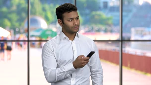 자신있는 사업가가 스마트폰으로 사진을 찍는 모습. — 비디오
