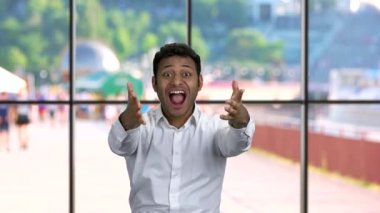 Heyecanlı genç işadamı zaferi kutluyor.