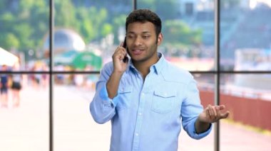 Memnun iş adamı cep telefonuyla konuşuyor..