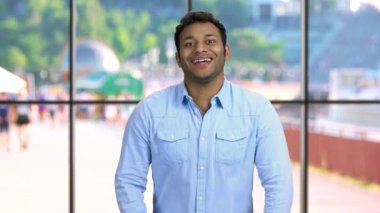 Genç adam kameraya bakıyor..