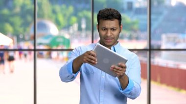 Dijital tablette duygusal adam oyunu oynuyor.