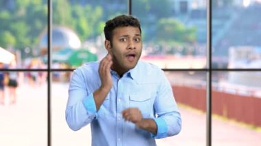 Yakışıklı Hintli adam kameranın karşısına geçiyor..